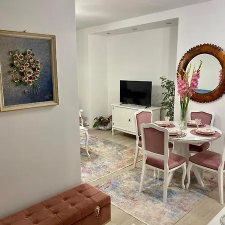 Crystal Rose - Center Apartment